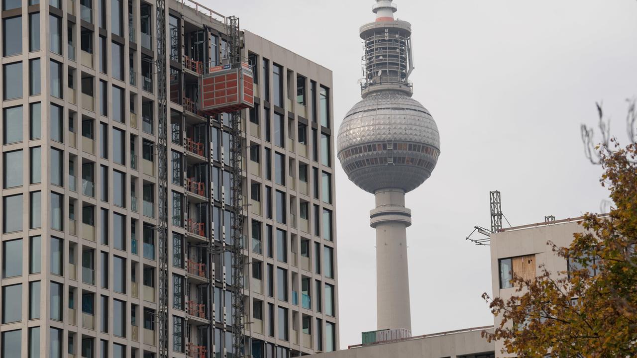 Des appartements en construction à proximité de la tour de la télévision à Berlin. [Keeystone/DPA - Jörg Carstensen]