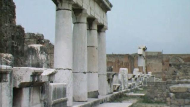 Promenade méditative dans les ruines de Pompéi.
