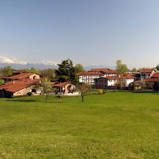 Vue du hameau de Magnano occupé par la communauté monastique. [CC BY-SA 4.0/Wikipédia - GianMarcoBose]