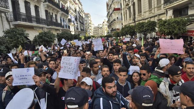 Des étudiants défilent à Alger contre un 5e mandat du président Bouteflika. [AFP - Ryad Kramdi]