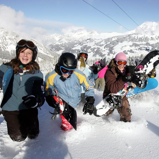 Les camps de ski doivent être gratuits pour les parents, et donc pris en charge par les pouvoirs publics, selon une décision du Tribunal fédéral. [Keystone - Juerg Mueller]