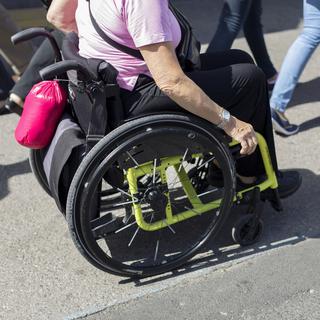 Le Valais veut recenser les lieux accessibles en chaise roulante (image d'illustration). [Keystone - Gaetan Bally]