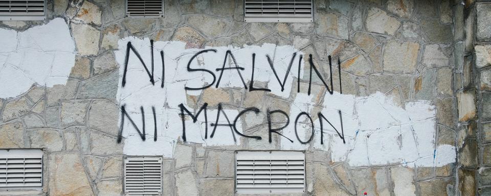 Un tag qui renvoie Emmanuel Macron et Matteo Salvini dos-à-dos, à Clavière, en France, en 2018. [AFP - Marie Magnin/Hans Lucas]