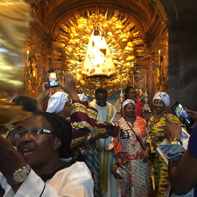 Les catholiques africains de Suisse se rendent tous les ans à Einsiedeln pour y prier la Vierge Noire. [RTS]
