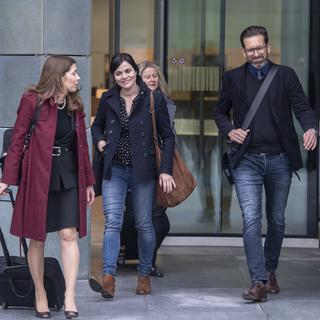 Jolanda Spiess-Hegglin (au centre) à sa sortie du tribunal à Zoug, le 10.04.2019. [Keystone - Urs Flüeler]