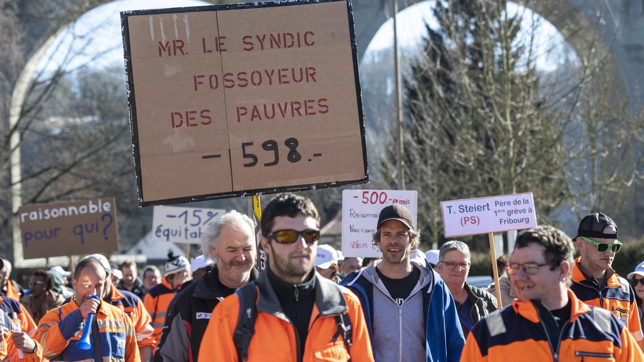 Des salariés de la ville de Fribourg manifestent contre la réforme de la Caisse de prévoyance du personnel de la Ville, le 18 février 2019. [Keystone - Adrien Perritaz]