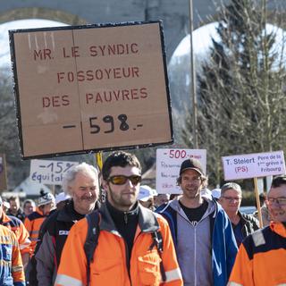 Des salariés de la ville de Fribourg manifestent contre la réforme de la Caisse de prévoyance du personnel de la Ville, le 18 février 2019. [Keystone - Adrien Perritaz]