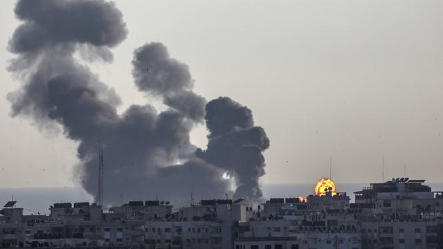 L'armée israélienne bombarde la bande de Gaza en représailles à des tirs de roquettes. [Keystone - Mohammed Saber]