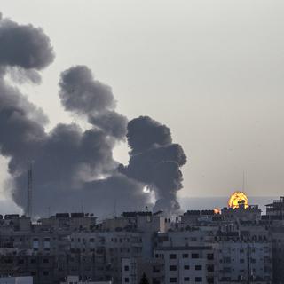 L'armée israélienne bombarde la bande de Gaza en représailles à des tirs de roquettes. [Keystone - Mohammed Saber]