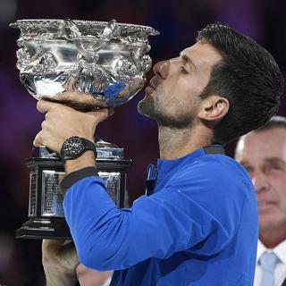 Novak Djokovic s'impose face à Rafael Nadal pour remporter l'Open d'Australie [Keystone/AP - Andy Brownbill]