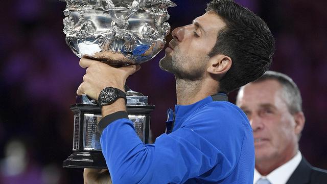 Novak Djokovic s'impose face à Rafael Nadal pour remporter l'Open d'Australie [Keystone/AP - Andy Brownbill]