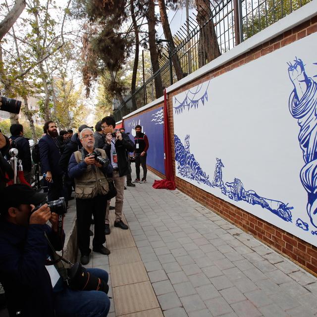 Fresque anti-américaine sur les murs de l'ancienne ambassade des Etats-Unis à Téhéran. [EPA/Keystone - Abedin Taherkenareh]