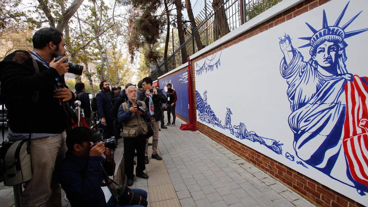 Fresque anti-américaine sur les murs de l'ancienne ambassade des Etats-Unis à Téhéran. [EPA/Keystone - Abedin Taherkenareh]