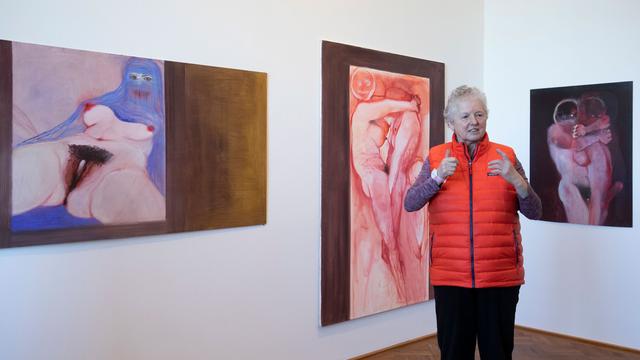 L'artiste Miriam Cahn devant sa peinture "L'Origine du monde" au Kunstmuseum de Berne. [Keystone - Peter Klaunzer]