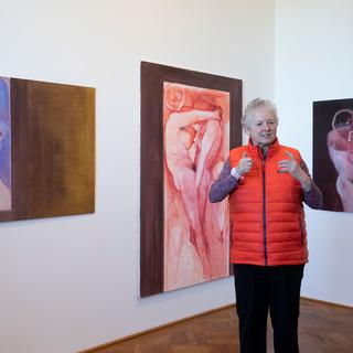 L'artiste Miriam Cahn devant sa peinture "L'Origine du monde" au Kunstmuseum de Berne. [Keystone - Peter Klaunzer]