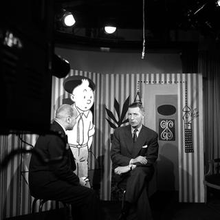 Hergé sur le plateau d'une émission de télévision. [afp - Albert Courand / Ina]