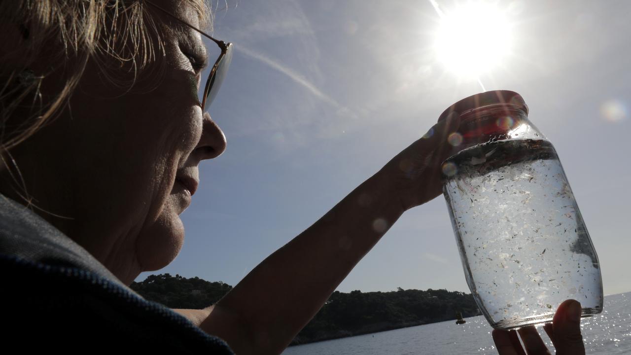 Une chercheuse étudiant les dégâts des microplastiques en train d'analyser un échantillon d'eau prélevé en Méditerranée. [Reuters - Eric Gaillard]