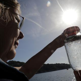 Une chercheuse étudiant les dégâts des microplastiques en train d'analyser un échantillon d'eau prélevé en Méditerranée. [Reuters - Eric Gaillard]