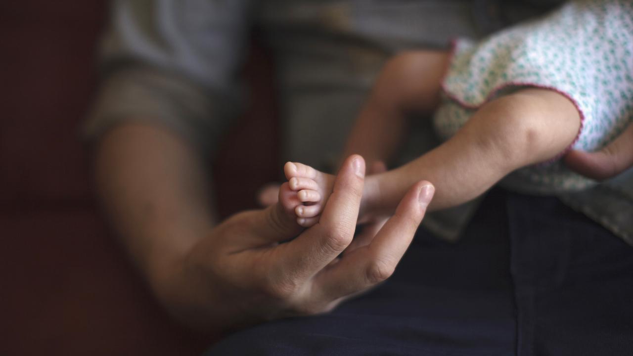 Le congé paternité pourrait être porté à deux semaines en Suisse. [Reuters - Victor Ruiz]