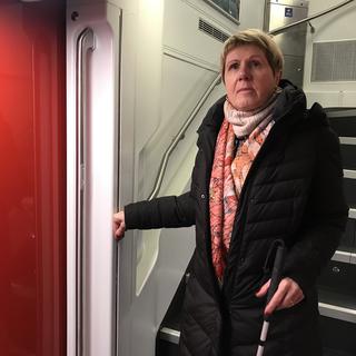 Verena Kuonen, une dame aveugle, qu'Alain Arnaud a accompagnée pour tester un nouveau train Bombardier. [RTS - Alain Arnaud]