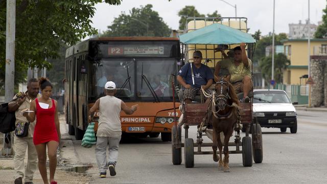 Une calèche dans les rues de La Havane, alors que la capitale cubaine est frappée par la pénurie de carburant. [AP Photo - Ismael Francisco]