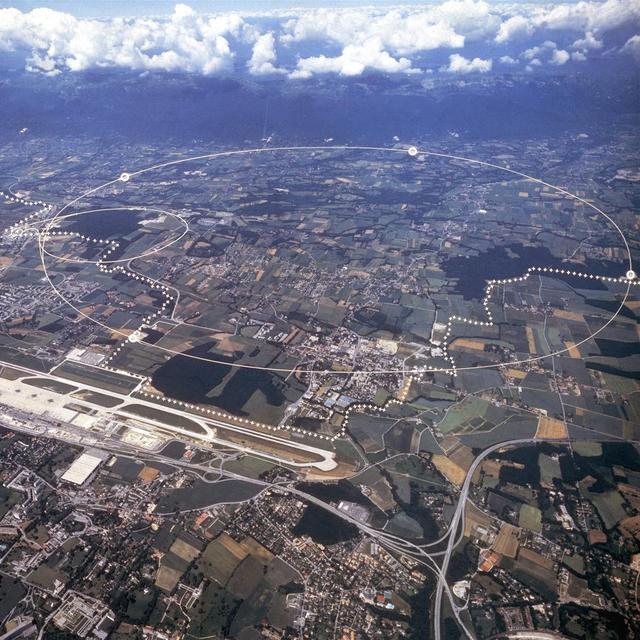 Vue aerienne du domaine du CERN a proximite de Geneve, avec a l'arriere-plan la chaine du Jura.
1987-2019 CERN [1987-2019 CERN]