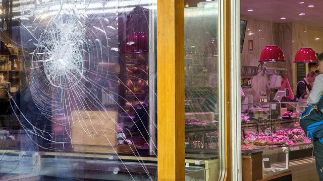 La vitrine d'une boucherie genevois vandalisée en mai. [Keystone - Magali Girardin]