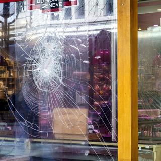 La vitrine d'une boucherie genevois vandalisée en mai. [Keystone - Magali Girardin]