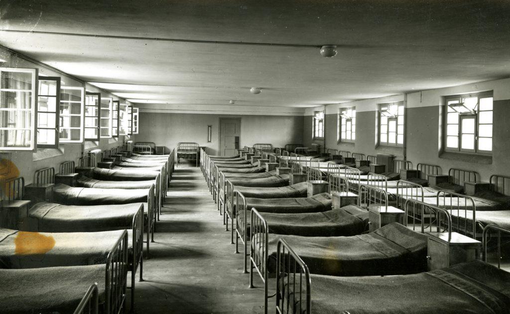 Dortoir de la "maison de rééducation au travail" de Bellechasse, Fribourg, en 1948. [Archives de l'Etat de Fribourg (AEF) - EB Div Photos 13]