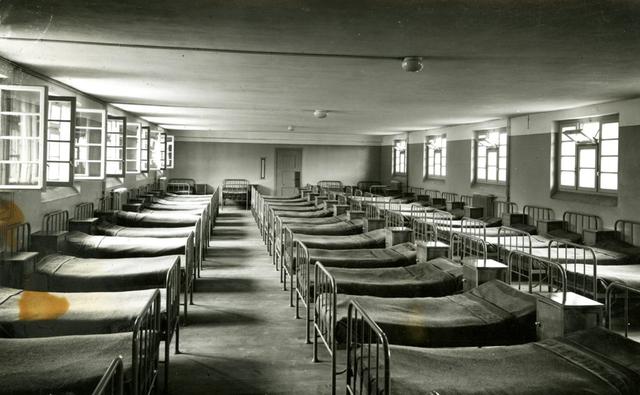 Dortoir de la "maison de rééducation au travail" de Bellechasse, Fribourg, en 1948. [Archives de l'Etat de Fribourg (AEF) - EB Div Photos 13]