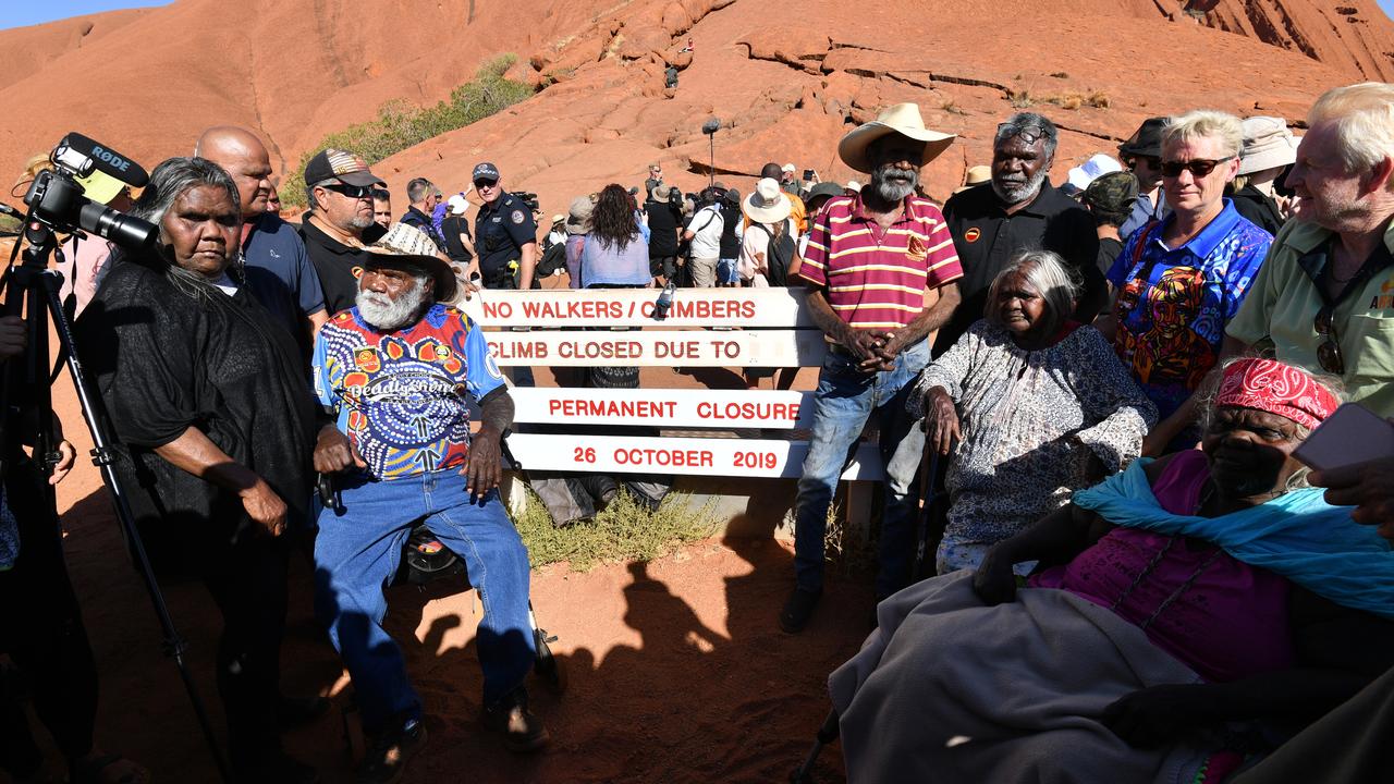 Les aborigènes célèbrent la fermeture d'Uluru. [afp - Saeed Khan]