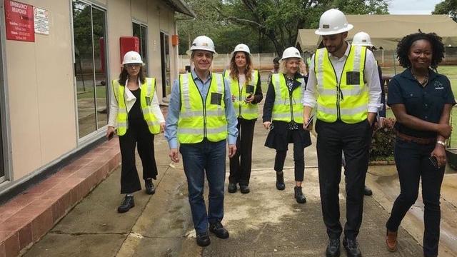 Ignazio Cassis (deuxième depuis la gauche), lors de sa visite de l'entreprise Mopani Copper Mines, en Zambie. [Ignazio Cassis]