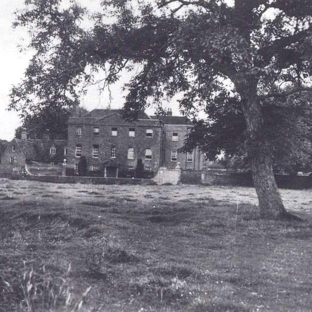 Farm Hall, une maison mise sur écoute et située à Godmanchester près de Cambridge (Angleterre), est le lieu où les scientifiques allemands furent internés après leur capture. Ils y séjournèrent du 3 juillet 1945 au 3 janvier 1946.