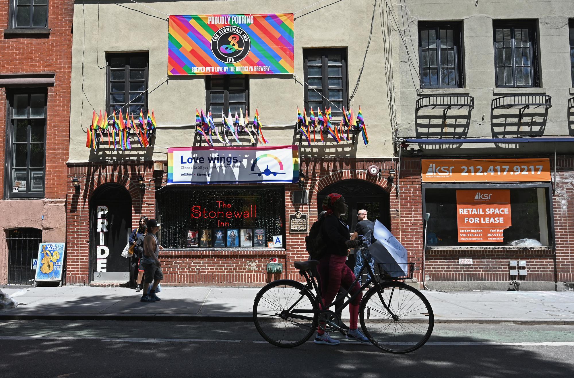 Des touristes, des enterrements de vie de célibataire, des drapeaux arcs-en-ciel, le Stonewall Inn figure désormais dans tous les guides touristiques. [AFP - Angela Weiss]
