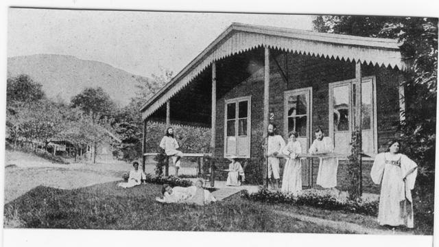 Au début du 20e siècle, les membres de la communauté du Monte Verità s’habillent de chasubles en lin ou en coton, les hommes portent les cheveux longs, les femmes s'émancipent. [Fondation Monte Verità]