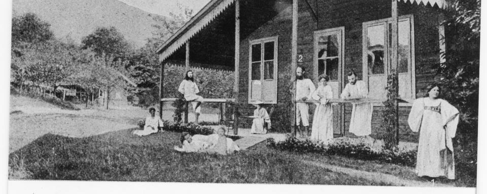 Au début du 20e siècle, les membres de la communauté du Monte Verità s’habillent de chasubles en lin ou en coton, les hommes portent les cheveux longs, les femmes s'émancipent. [Fondation Monte Verità]