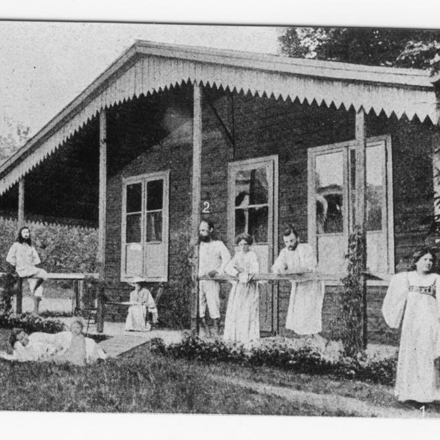 Au début du 20e siècle, les membres de la communauté du Monte Verità s’habillent de chasubles en lin ou en coton, les hommes portent les cheveux longs, les femmes s'émancipent. [Fondation Monte Verità]