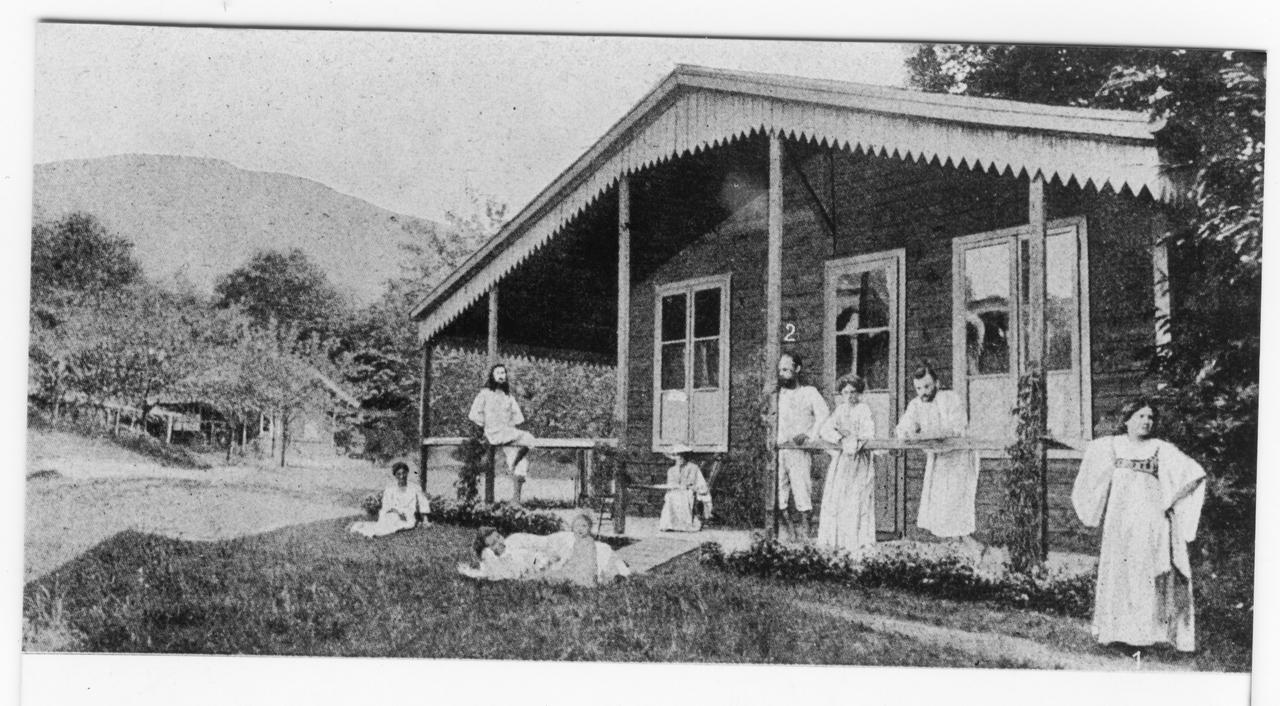 Au début du 20e siècle, les membres de la communauté du Monte Verità s’habillent de chasubles en lin ou en coton, les hommes portent les cheveux longs, les femmes s'émancipent. [Fondation Monte Verità]