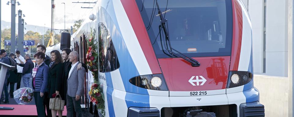 La cérémonie de baptême d'un train du Léman Express au nom de Sigurd Maxwell, pionnier historique du projet CEVA. [Keystone - Salvatore Di Nolfi]