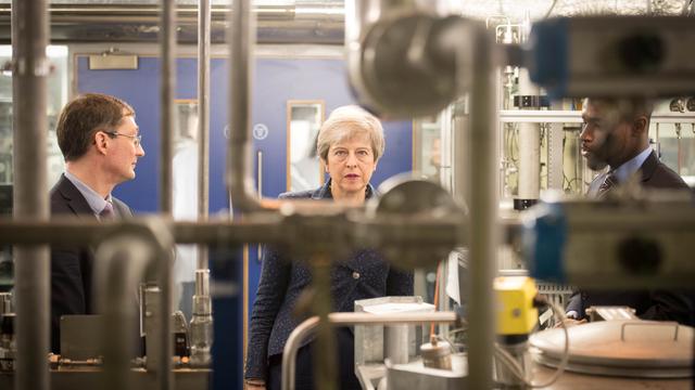 La Première ministre britannique Theresa May en visite à l'Imperial college de Londres où sont testées des appareils convertissant le dioxyde de carbone en oxygène. [Reuters - Stefan Rousseau]