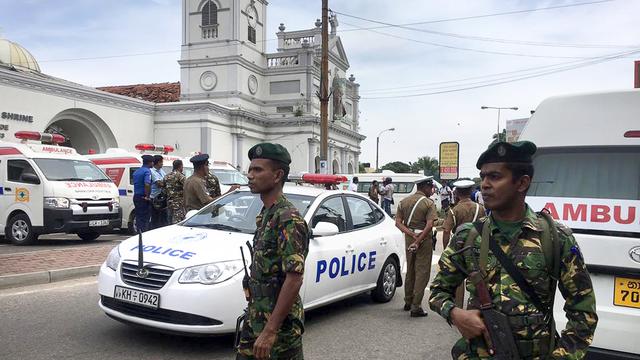 Soldats déployés devant l'une des églises visées par les explosions à Colombo. [EPA/Keystone - Eranga Jayawardena]