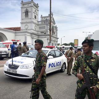 Soldats déployés devant l'une des églises visées par les explosions à Colombo. [EPA/Keystone - Eranga Jayawardena]