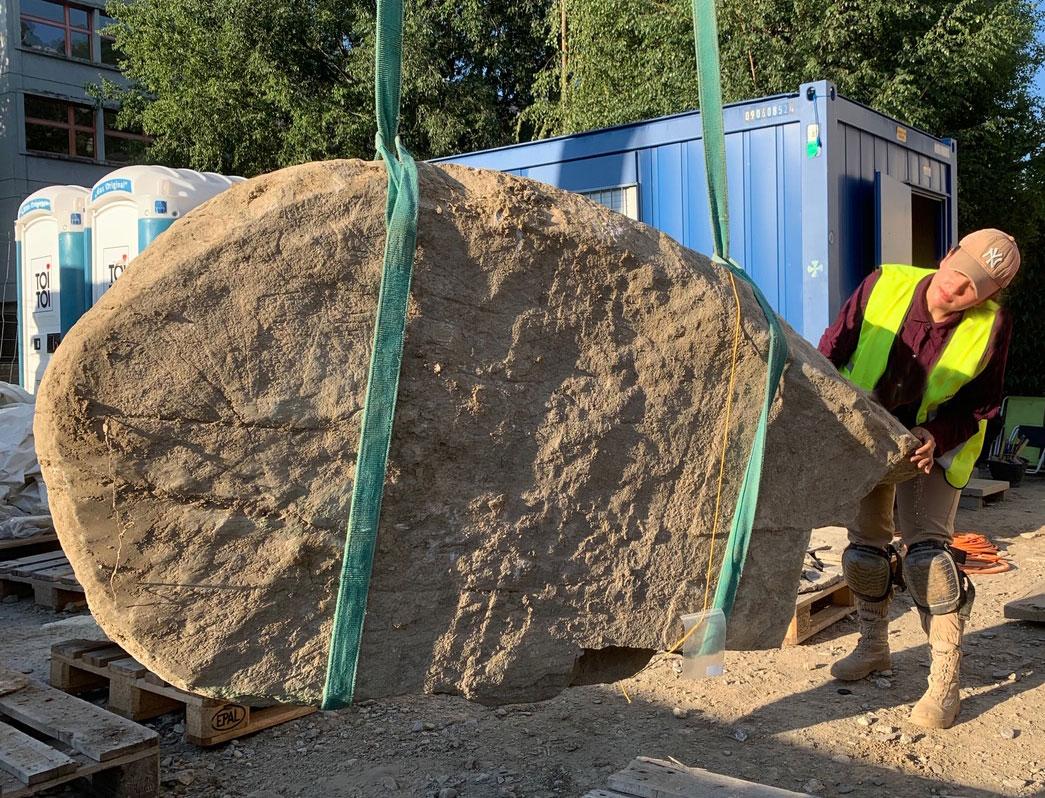 Prélèvement de la seconde stèle anthropomorphe au motif solaire par la responsable du chantier Ioana Benazeth. [SBMA-ARIA SA]