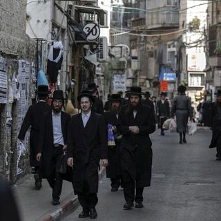 Les juifs israéliens ultra-orthodoxes vivent à côté des laïcs, avec qui ils ont des intérêts parfois divergents. [EPA/Keystone - Atef Safadi]