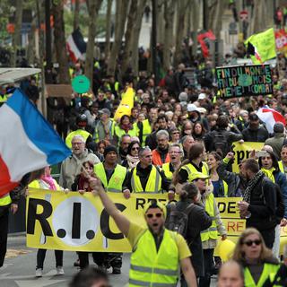 Les "gilets jaunes" dans les rues de Paris, samedi 27 avril 2019. [EPA/Keystone - Christophe Petit Tesson]