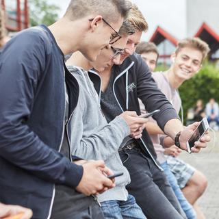 Les jeunes suisses entre 9 et 16 ans sont confrontés à de nombreux risques quand ils surfent sur internet (image d'illustration). [Keystone - Christof Schuerpf]