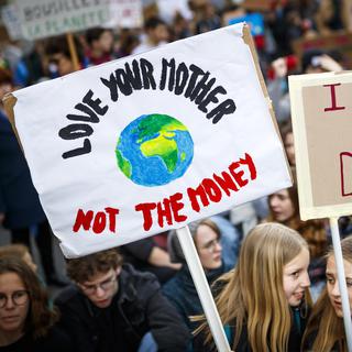 Des manifestants et manifestantes lors de la marche pour le climat du 6 avril 2019 à Lausanne. [Keystone - Valentin Flauraud]