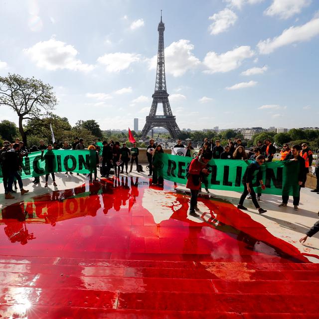 Des membres du mouvement Extinction Rebellion ont déversé dimanche du faux sang sur les marches du Trocadéro à Paris. Ils entendent ainsi alerter contre le déclin accéléré de la biodiversité. [AFP - François Guillot]