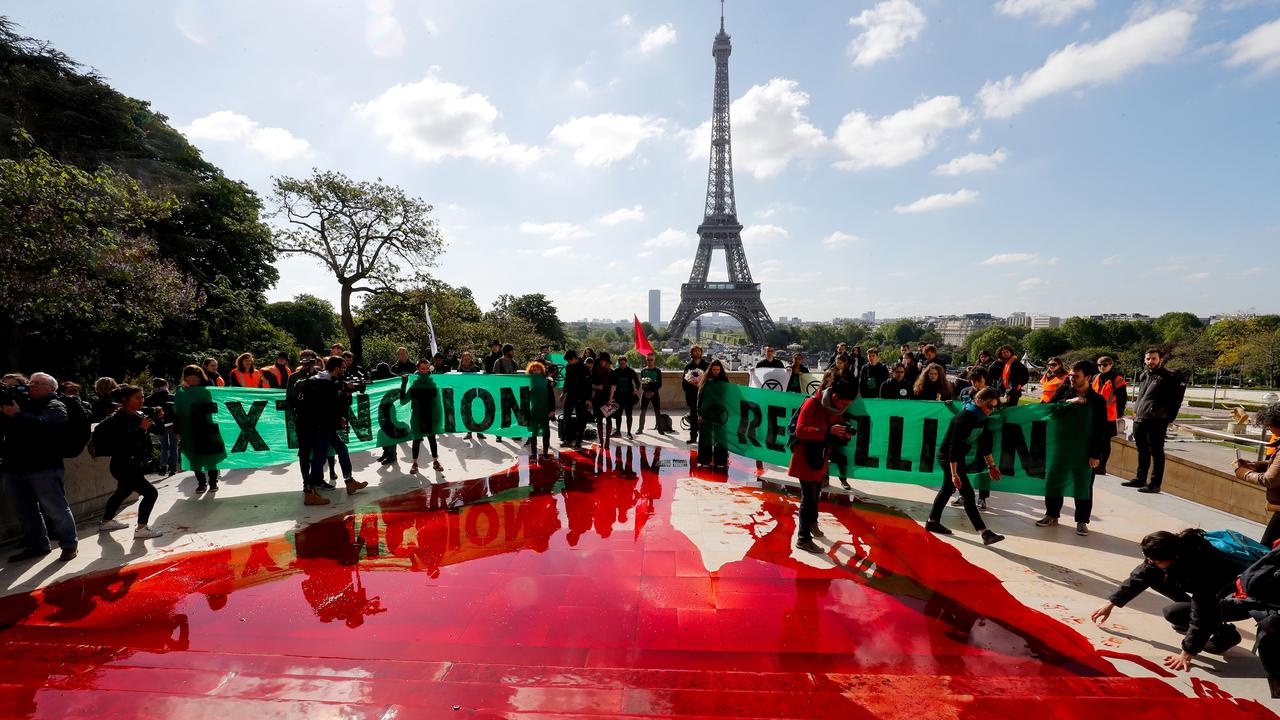 Des membres du mouvement Extinction Rebellion ont déversé dimanche du faux sang sur les marches du Trocadéro à Paris. Ils entendent ainsi alerter contre le déclin accéléré de la biodiversité. [AFP - François Guillot]