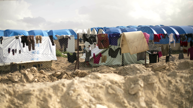 La famille du Genevois se trouve dans le camp d'internement d'Al-Hol contrôlé par les Forces démocratiques syriennes (FDS). [Keystone/AP Photo - Maya Alleruzzo]